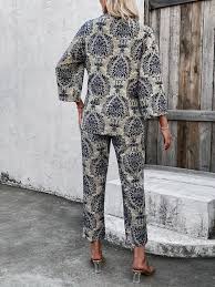 Ensemble élégant avec un imprimé moderne