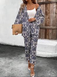 Ensemble élégant avec un imprimé moderne